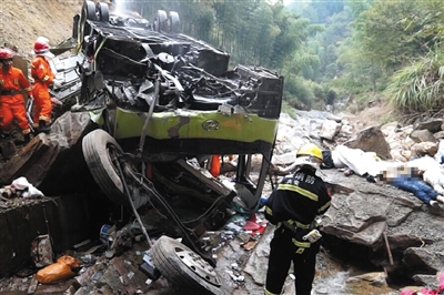 昨日，安徽霍山县大巴坠桥事故现场，救援人员正在施救。