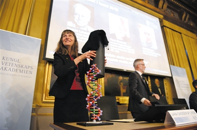 当地时间10月7日，瑞典斯德哥尔摩，托马斯·林达尔、保罗·莫德里克和阿齐兹·桑贾尔三名科学家获得诺贝尔化学奖。图/CFP