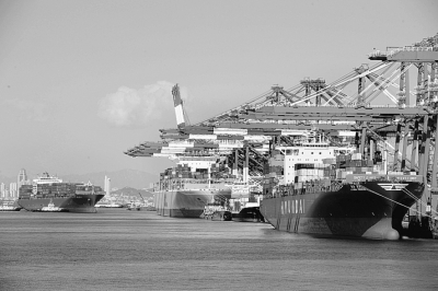 山东青岛港外贸集装箱码头，货轮在装载集装箱