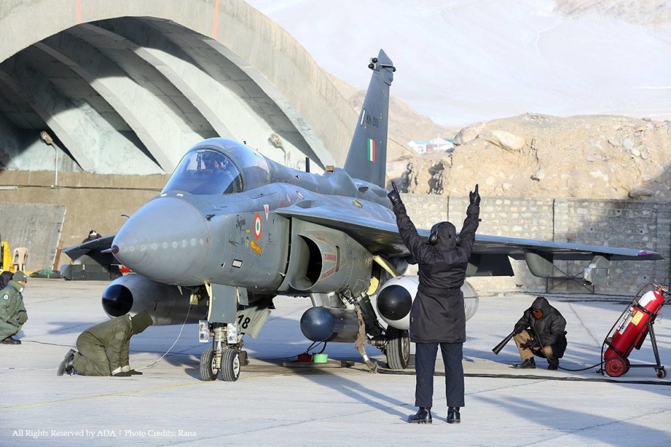 莫迪拒绝购更多阵风战机 或靠LCA对抗中国空