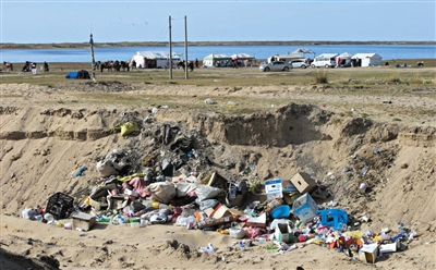 共和县倒淌河镇，紧邻青海湖的一个景点外堆积着生活垃圾。