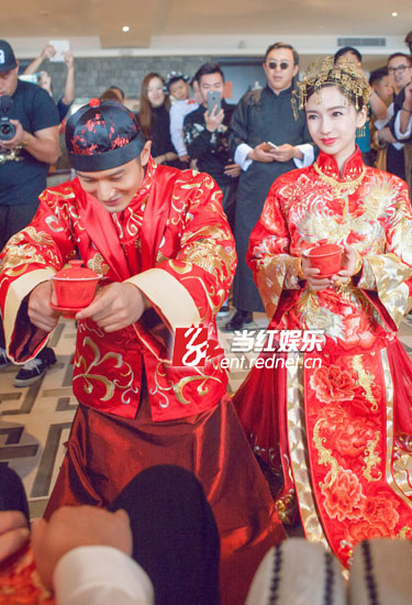 黄晓明baby大婚请柬卖万元 婚后立即复工加