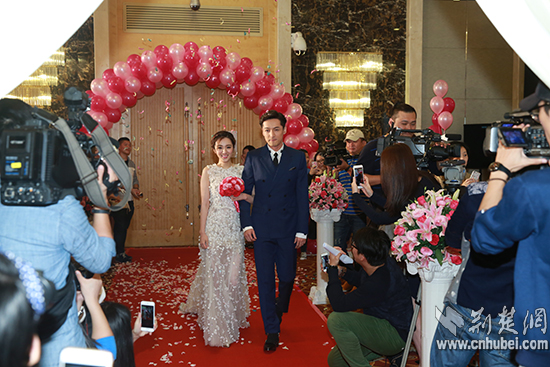 胡歌王晓晨大婚领取结婚证 周楚楚称与胡歌接