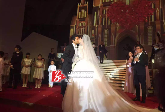 黄晓明baby大婚请柬卖万元 婚后立即复工加