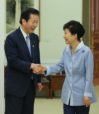 当地时间10月8日，朴槿惠在青瓦台接见访韩的日本公明党党首山口那津男。