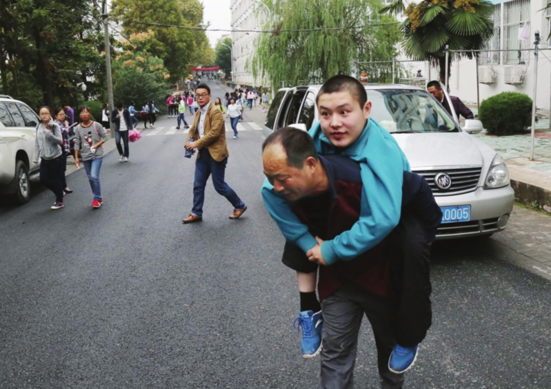 自幼患有肌无力坚持跋涉求学路