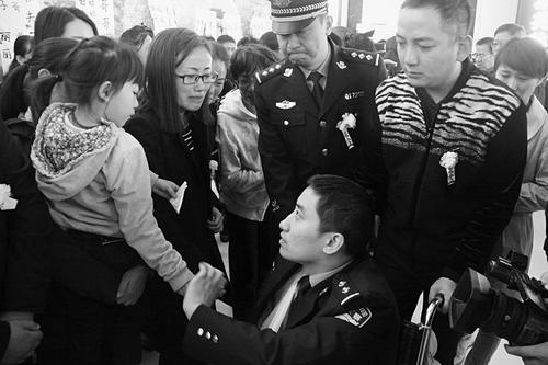 太原因公牺牲民警丁辉遗体告别仪式昨日举行|