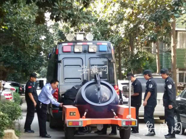 合肥翡翠园小区发现可疑纸箱 特警防爆人员出