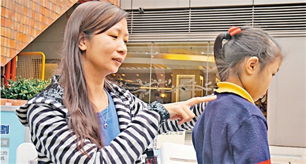 低头影响脊骨健康 脊弯寒背年轻化|健康|脊骨