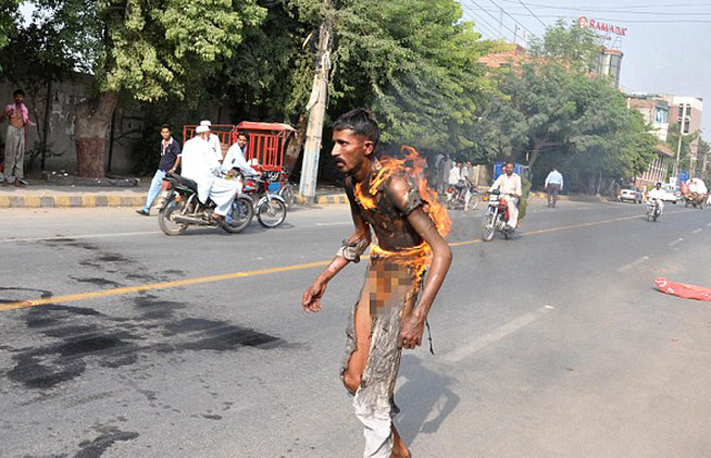 巴基斯坦24岁男子大街上自焚 抗议税务局不公