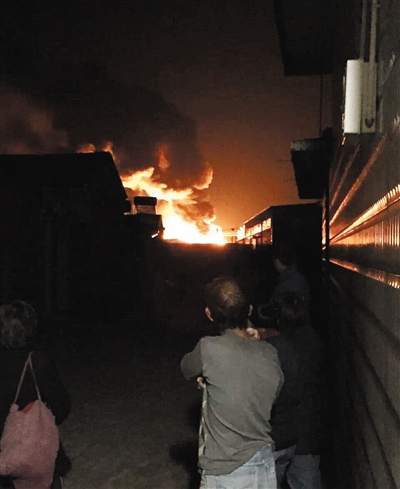 昨晚近10时，天津市北辰区一仓库失火。天津日报官方微博截图