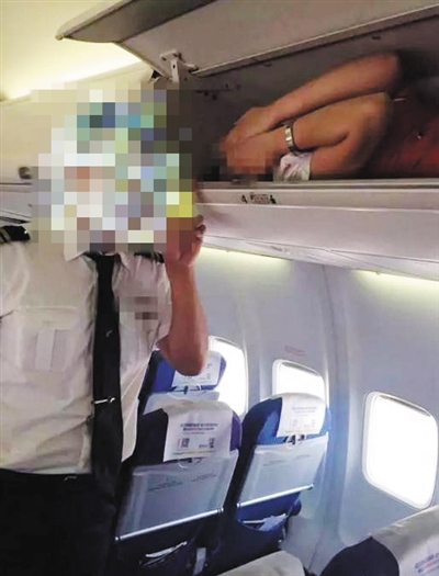 网传多张图片显示有空乘人员躺在行李架上。网络截图