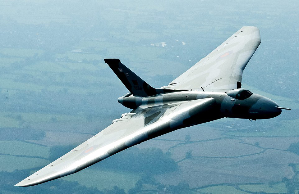 英国最后一架火神轰炸机即将退役 翱翔英国各地告别(组图)|轰炸机|英国|退役_新浪新闻