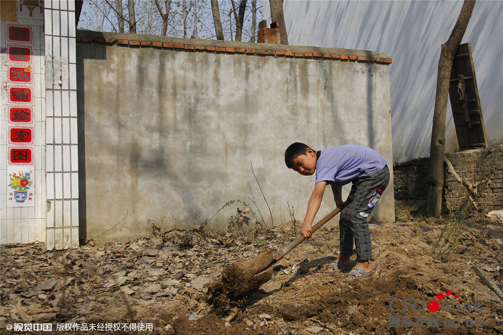 10岁孩子挑起生活重担 欲带病母千里探监看父