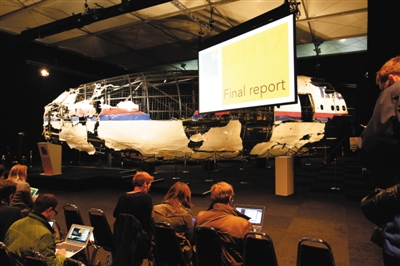 荷兰方面13日公布马航MH17空难调查最终报告,称客机被山毛榉导弹击落。图为经过复原的MH17客机残骸。新华社发