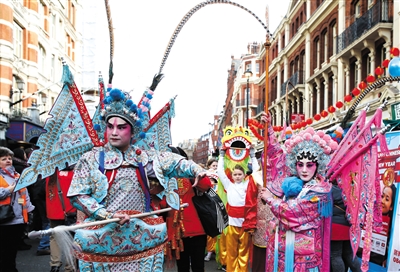2015年2月22日，身穿京剧服装的演员参加在英国伦敦举行的新春花车巡游，庆祝中国农历羊年春节。