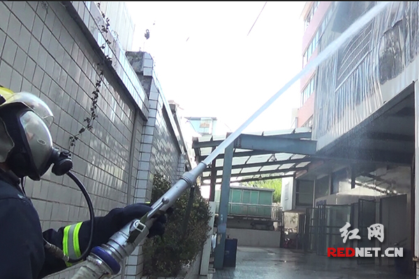 邵阳一4S店起火 过火面积约250平米无人员伤