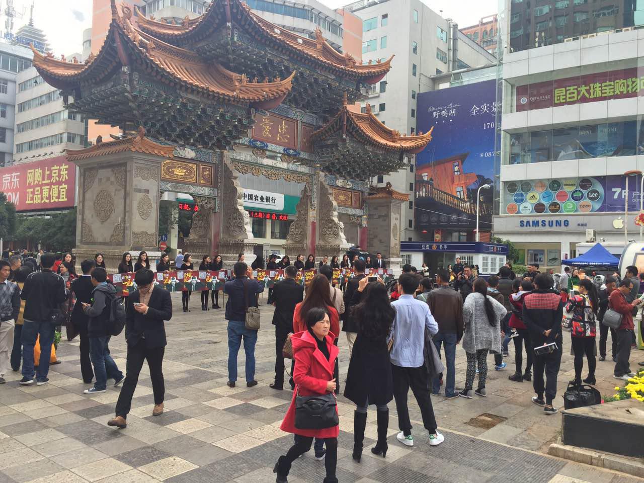 春城美女举牌求关爱 神秘标语引热议|围观|游