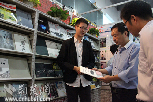 武汉一高校举办大学生成功素质展示节引关注(