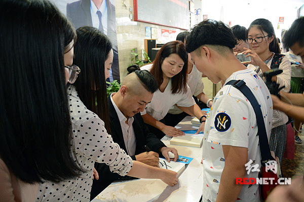 大冰携《阿弥陀佛么么哒》现身长沙 场面火爆