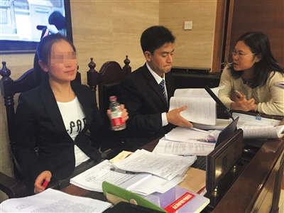 昨日，于艳茹在海淀法院接受媒体采访。 新京报记者 王巍 摄
