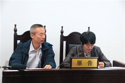 昨日，倪先生到庭参与诉讼。为让女儿&ldquo;小升初&rdquo;进入理想学校，他花8万余元为女儿报培训班，但最终未达到目标。 通讯员 郑伟 摄