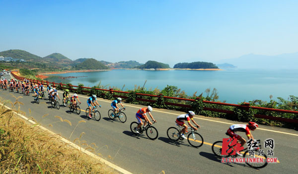 2015环中国国际自行车赛郴州资兴站比赛举行