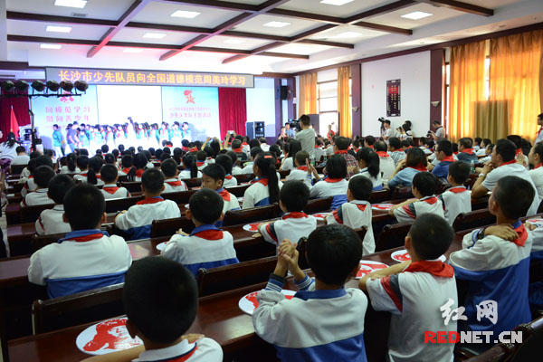 道德模范事迹重温 长沙少先队员学习周美玲|重