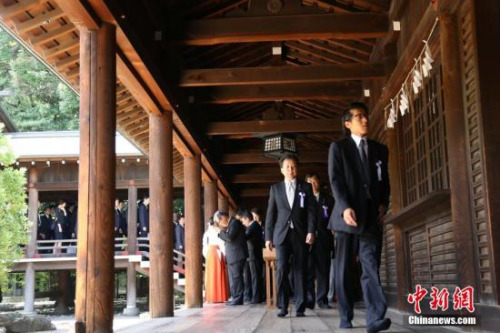 资料图：2014年8月15日，日本超党派议员组织“大家一起来参拜靖国神社国会议员之会”成员，再度“扎堆”参拜靖国神社。据该会发布的数字，当天其来参拜的议员总数约为80人。 高越 摄