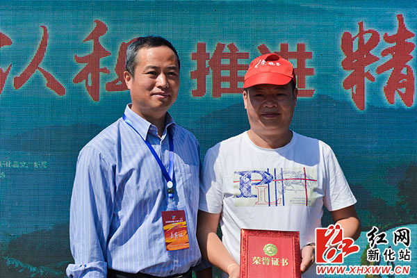 紫鹊界秦人梯田全球认租新化打造精准扶贫新