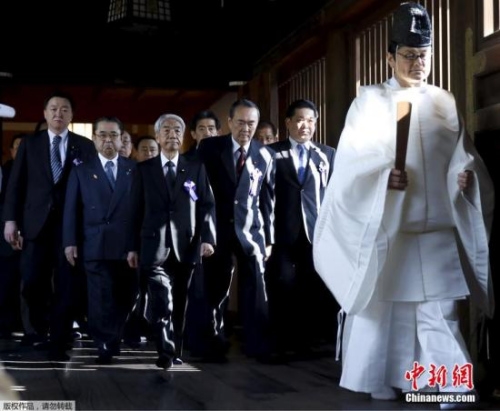 资料图：2015年4月22日，日本靖国神社春季大祭第二日，一批日本议员抵达靖国神社进行参拜。