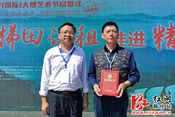 紫鹊界秦人梯田全球认租新化打造精准扶贫新