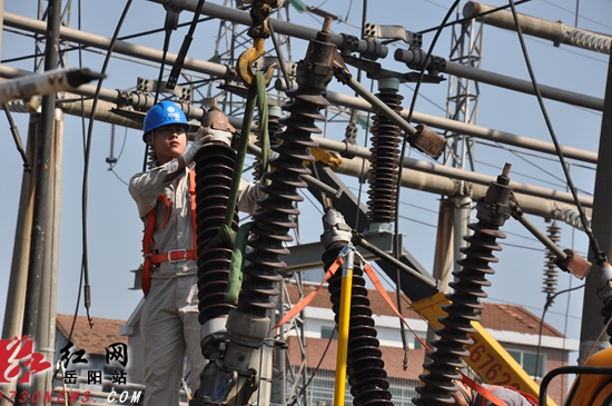 岳阳供电公司迎全面体检确保市民冬天用好电