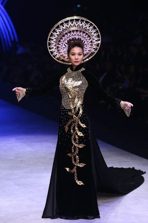 越南国际时装周模特穿着镶金奥黛登场 价值12