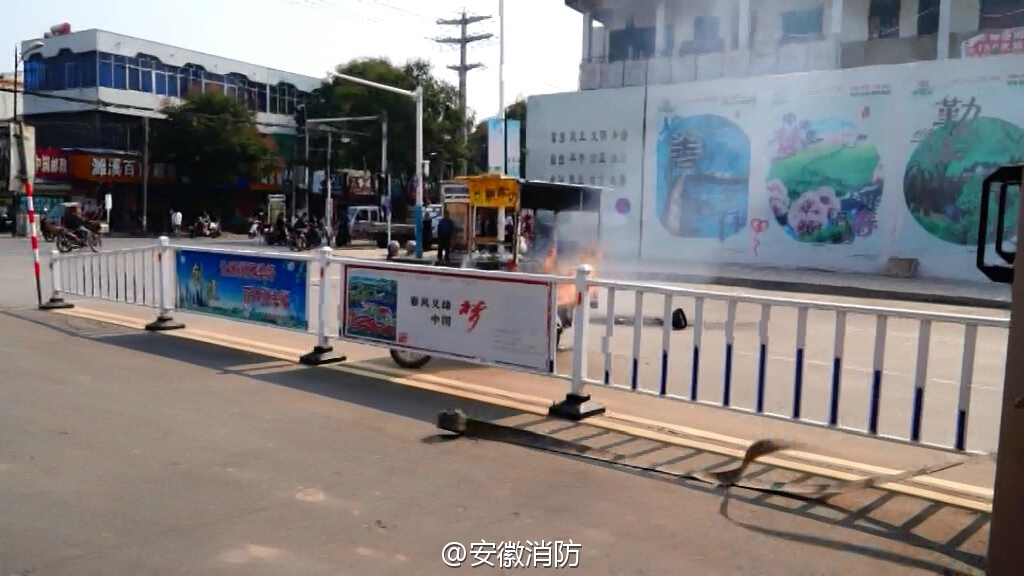 安徽小吃车突发大火 车主害怕爆炸不敢处置(组