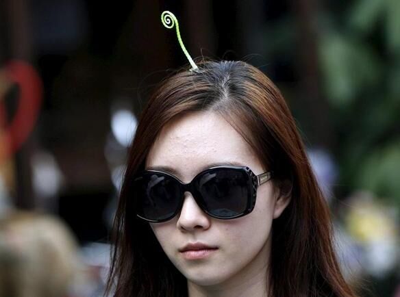日媒:头上长草成时尚 各类奇妙发饰在中国热卖