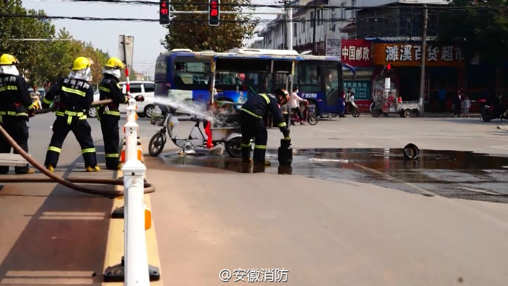 安徽小吃车突发大火 车主害怕爆炸不敢处置(组