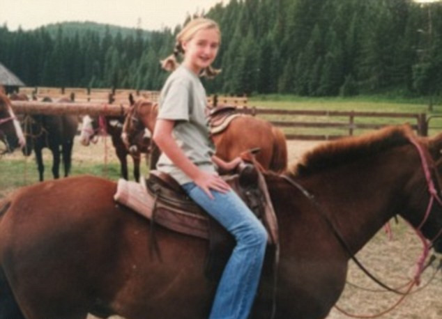 美国女学生腿长超1米25 曾因长腿受尽歧视(组