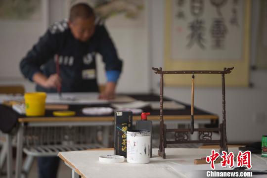 西探索教育矫治犯罪创新 首批服刑人员通过书