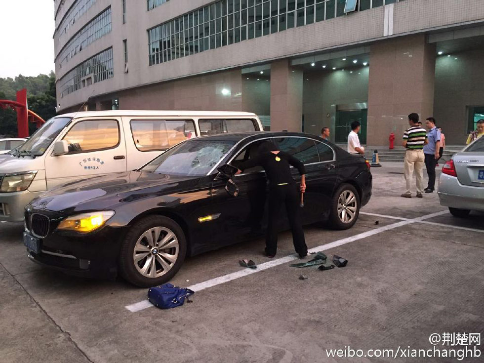 疑因老公出轨 深圳一女子怒砸百万宝马(组图)