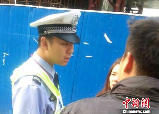 电动车主找警察协商，把罚款交了，能不能把她的电动车从车上卸下来，遭到了李警官的拒绝。李警官坚定的说：&ldquo;不行，打的到停车场提车。&rdquo; 吴扬 摄