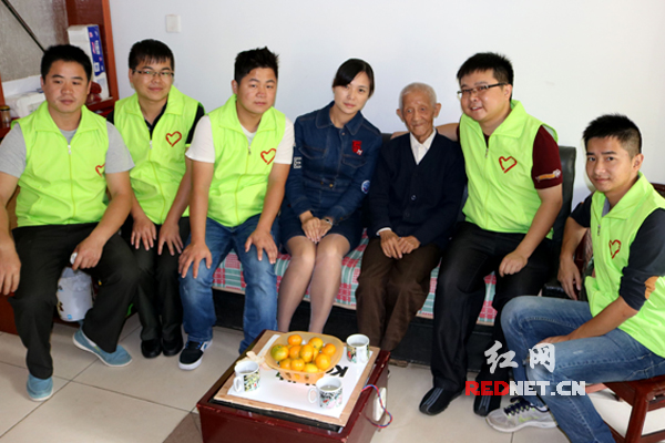 迎重阳 长沙大学生志愿者慰问空巢老人