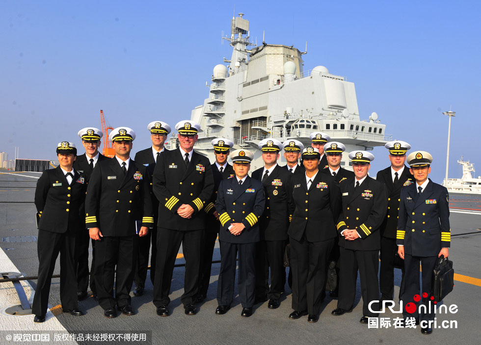 美国海军舰艇长代表团访问中国海军辽宁舰(高