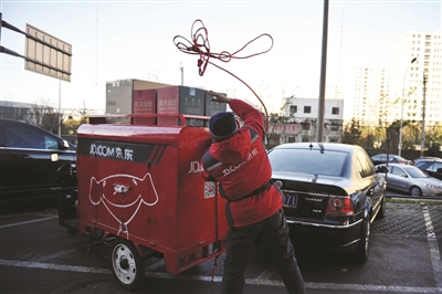 京东配送为品质保障上三重险 快递员主动用身