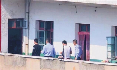 警察带嫌犯指认现场。