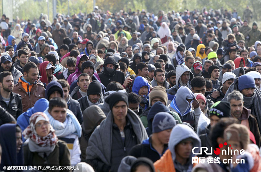 斯洛文尼亚限制入境难民数量 大批难民滞留(高