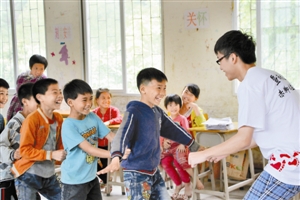 光脚深圳大学生帮助1500位留守儿童|留守儿