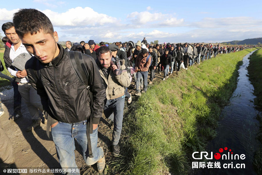 斯洛文尼亚限制入境难民数量 大批难民滞留(高