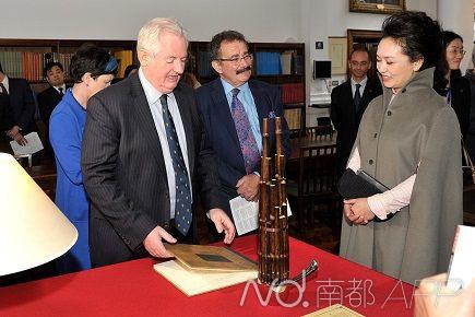 彭麻麻参观英国皇家音乐学院 被赞优雅而秋天