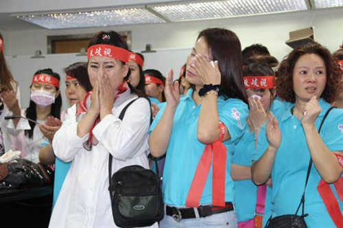 现场多名陆配声援，不忍女学生遭遇一旁落泪。（图自台湾“中时电子报”）